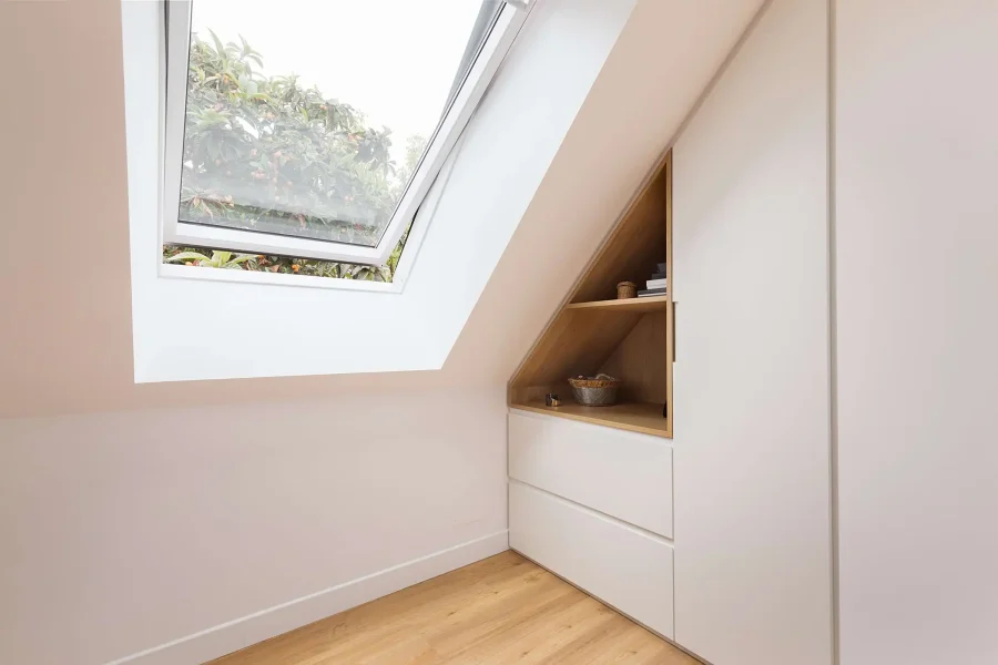 Meuble de rangement optimisé sous toiture avec niches décoratives