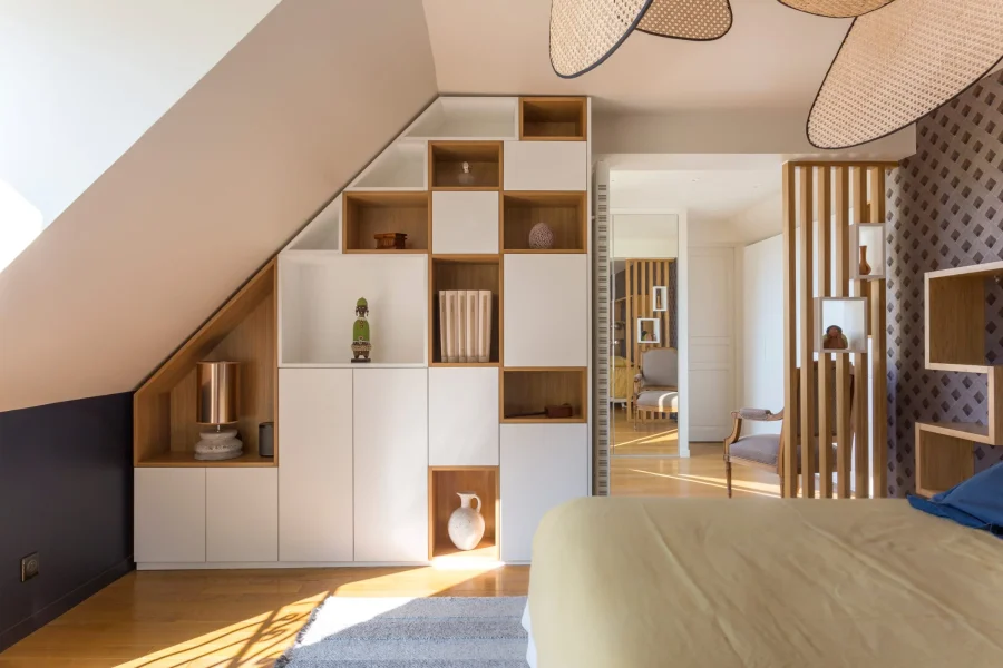 Vue latérale d’un meuble sous rampant avec alternance de volumes ouverts et fermés