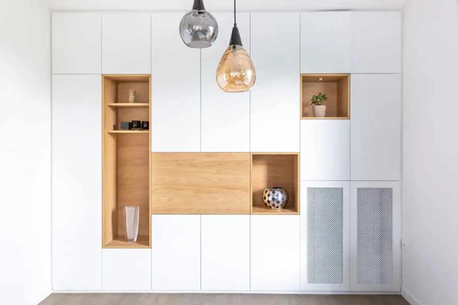 Meuble sur mesure blanc et bois clair avec composition symétrique pour salle à manger