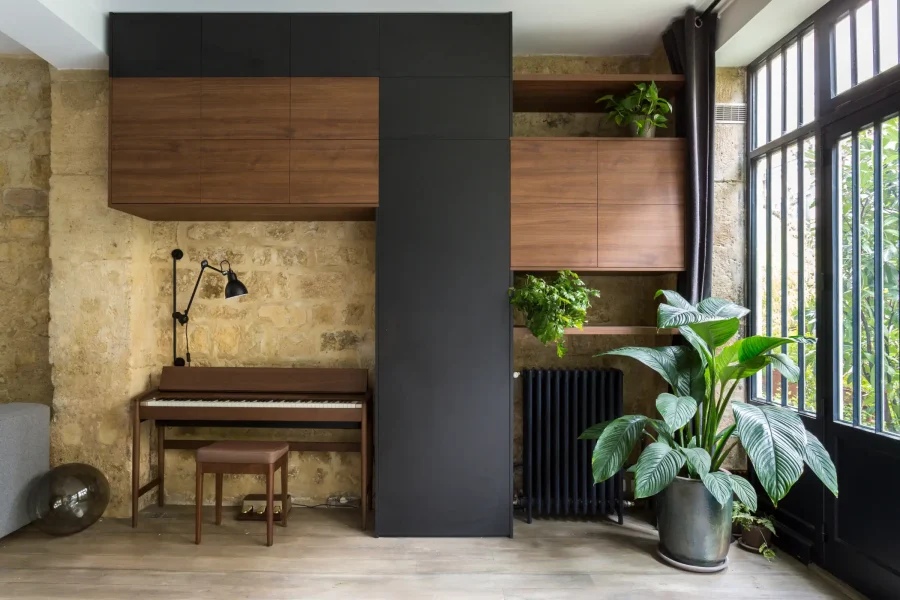 Vue d’ensemble du meuble suspendu sur fond de mur en pierre avec plantes