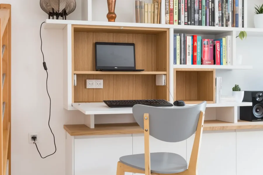 Vue d’ensemble du meuble TV et bureau intégré dans un salon lumineux