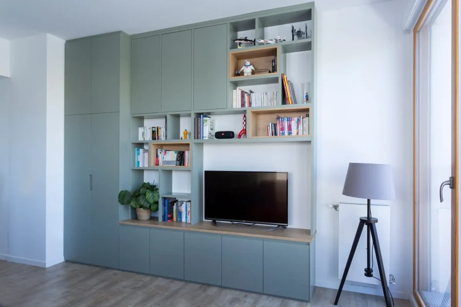 Meuble TV avec rangement bibliothèque en MDF laqué mat et mélaminé chêne, réalisé sur mesure