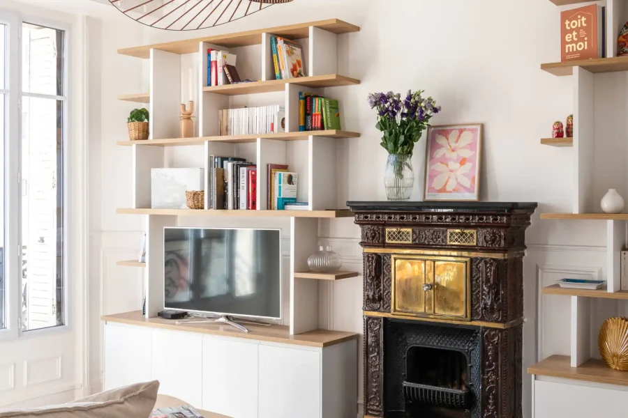 Meuble TV et bibliothèque avec placard en bas, finition bois plaqué et blanc mat.
