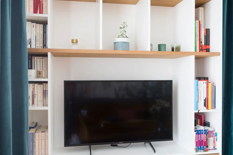 Vue d’ensemble du meuble TV bibliothèque avec portes coulissantes en placage chêne clair