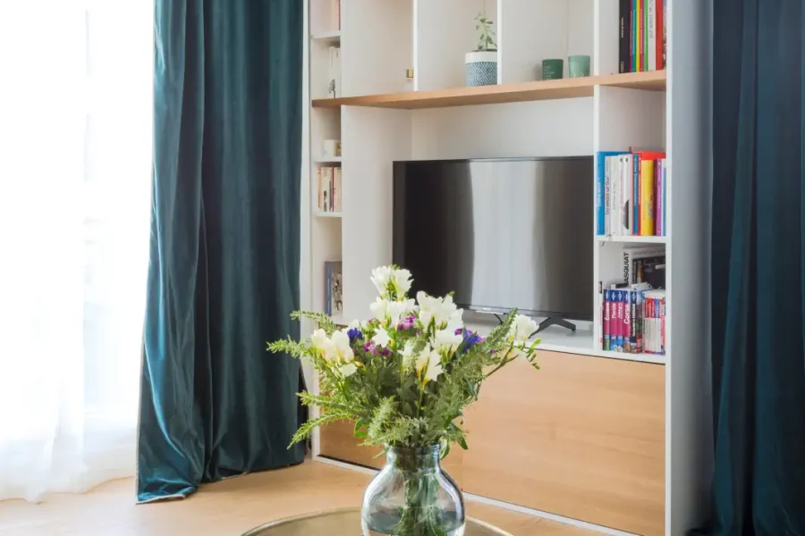 Aménagement sur mesure d’un meuble TV bibliothèque dans un salon étroit