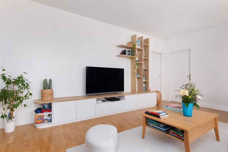 Meuble TV sur mesure blanc laqué avec bibliothèque verticale en placage chêne et façades sans poignées