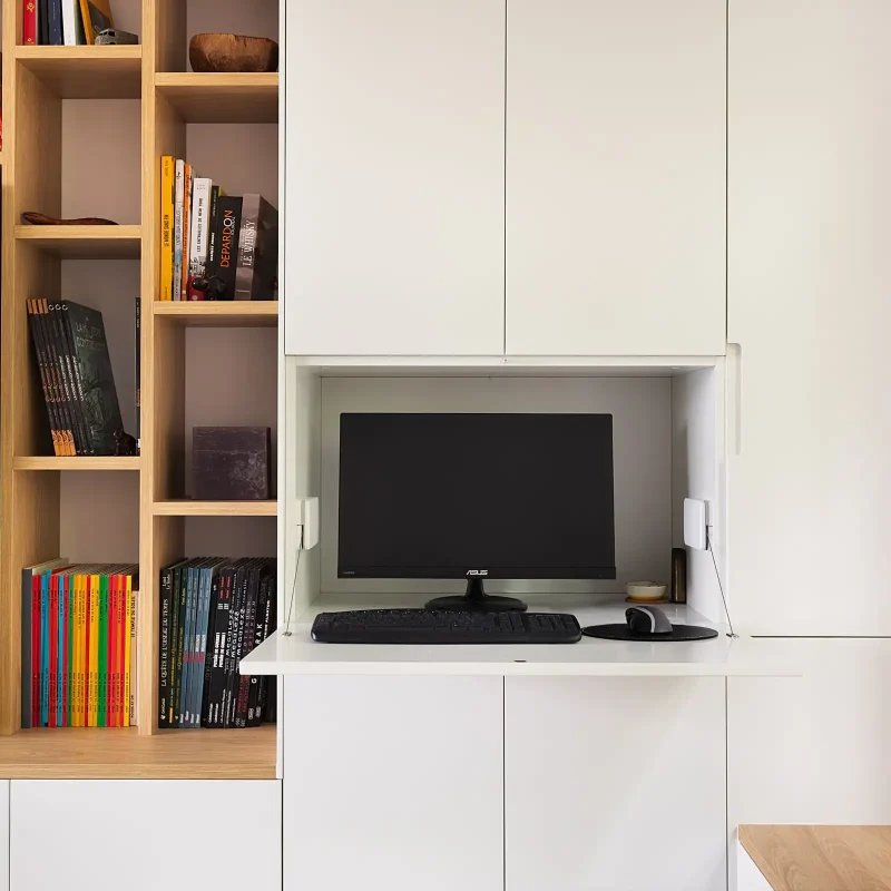 meuble TV bureau intégré sur mesure en bois clair et façades blanches avec bibliothèque et espace bureau dissimulé