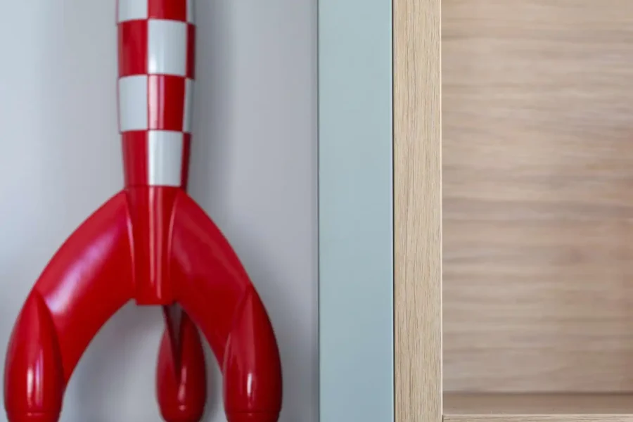 Meuble TV design épuré avec portes sans poignées et finition laquée mate
