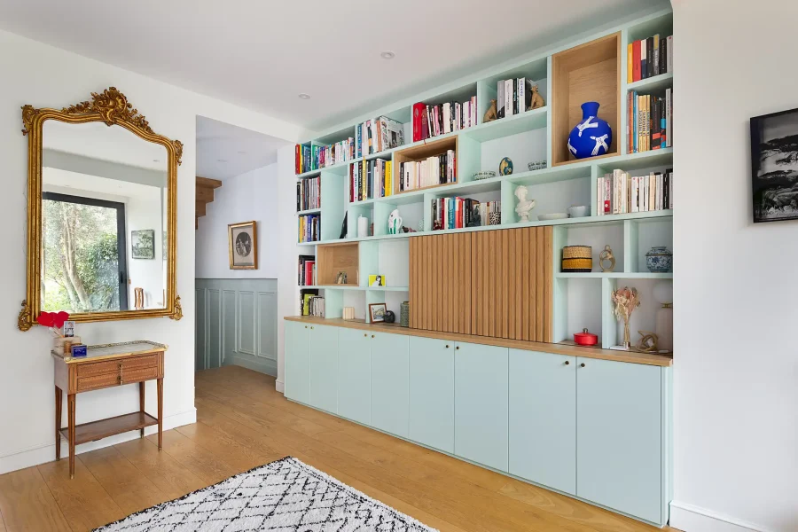 Vue d’ensemble du meuble TV toute hauteur en laque mate et placage chêne avec niches ouvertes