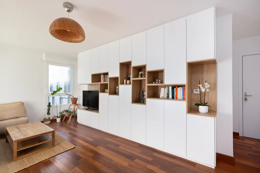 Meuble TV mural sur mesure en laqué blanc mat avec niches décoratives en bois naturel