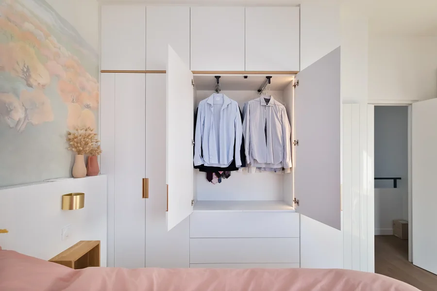 Ensemble de meubles chambre sur mesure avec éclairage intégré et finitions épurées