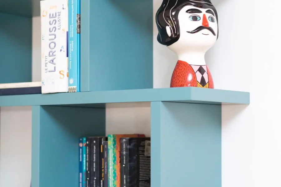 Mobilier compact en angle avec façades coordonnées et finitions soignées