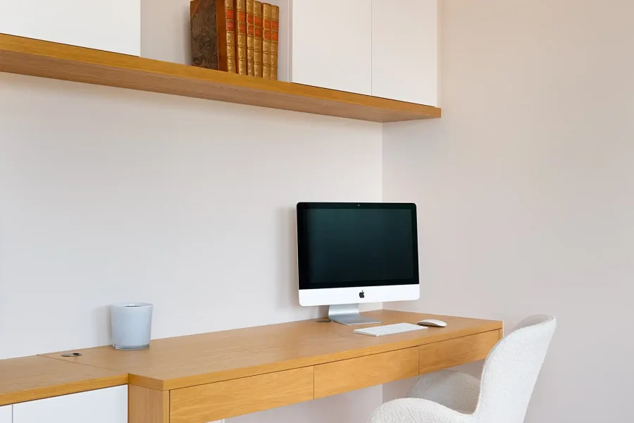 Mobilier bureau et bibliothèque assortis en blanc mat et bois clair à Suresnes