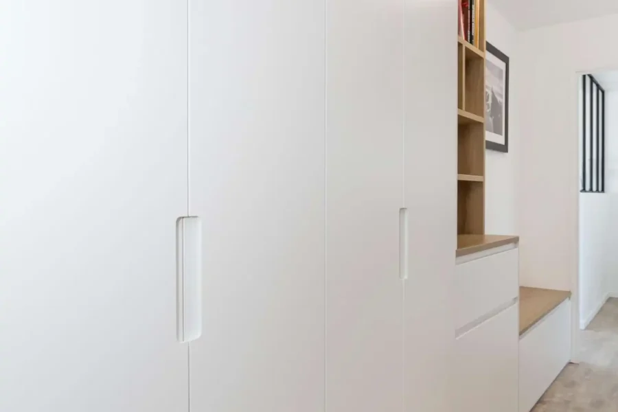 Mobilier d’entrée discret et fonctionnel en blanc et bois à Meudon
