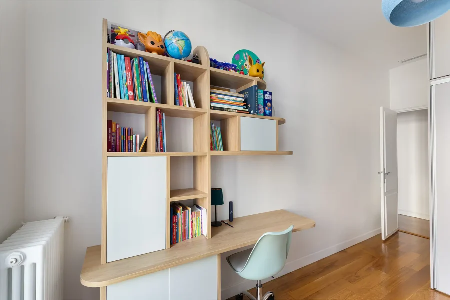 Mobilier enfant en bois clair avec bibliothèque ludique, niches colorées et courbes douces