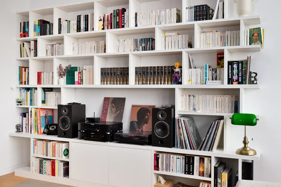 Mobilier mural avec niches ouvertes asymétriques pour collection de vinyles et enceintes