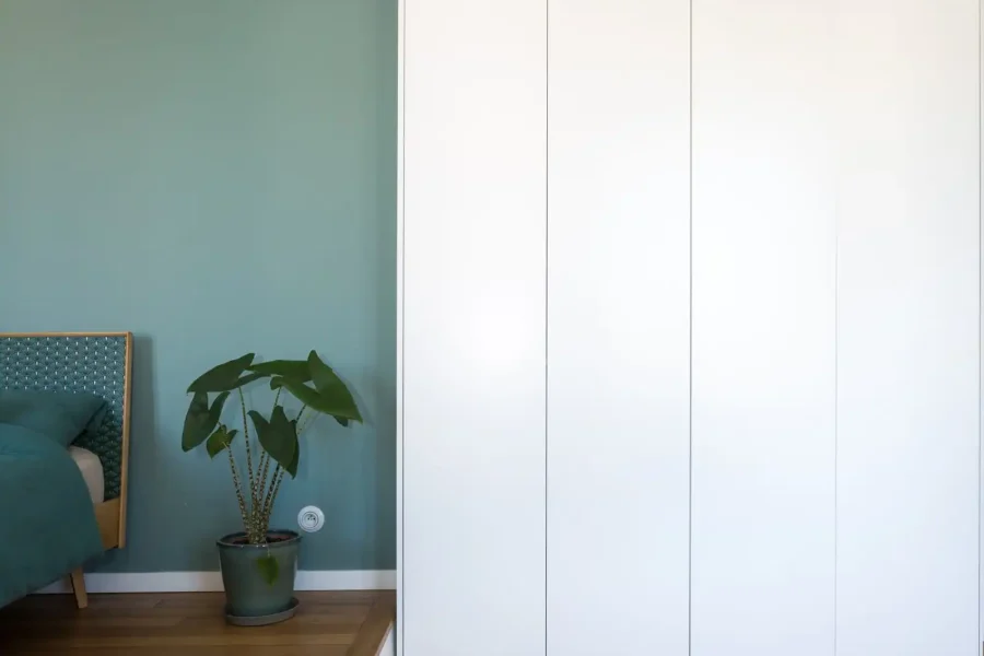 Mobilier sur mesure toute hauteur avec prise de main intégrée