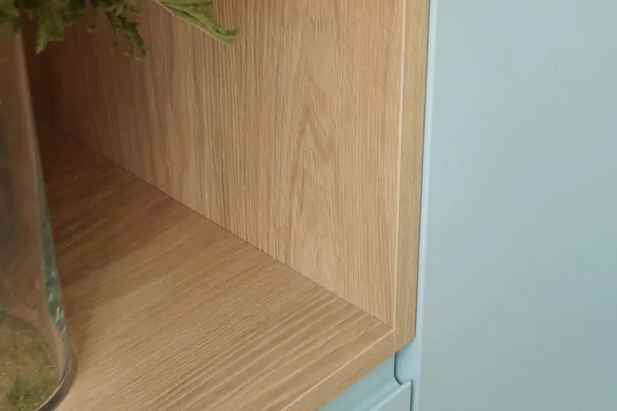 Module asymétrique avec niches décoratives et rangements fermés sans poignées