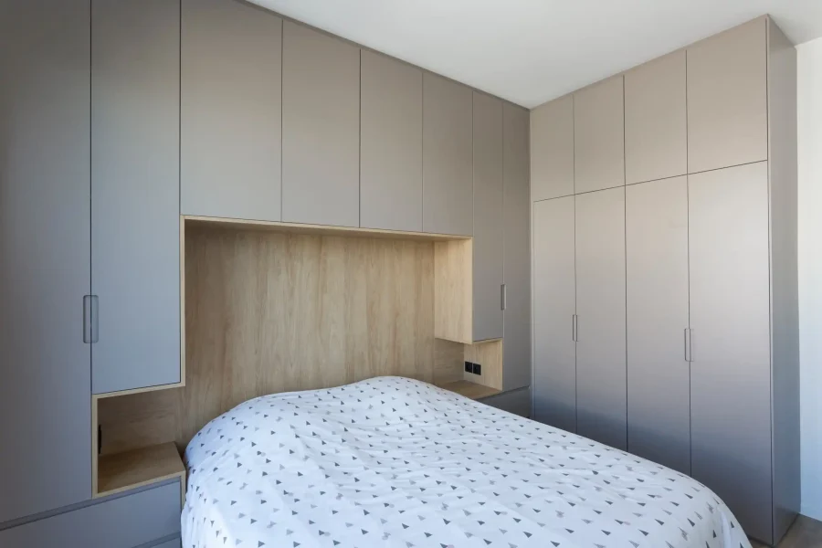 Détail de la niche centrale en mélaminé bois avec façades laquées gris mat