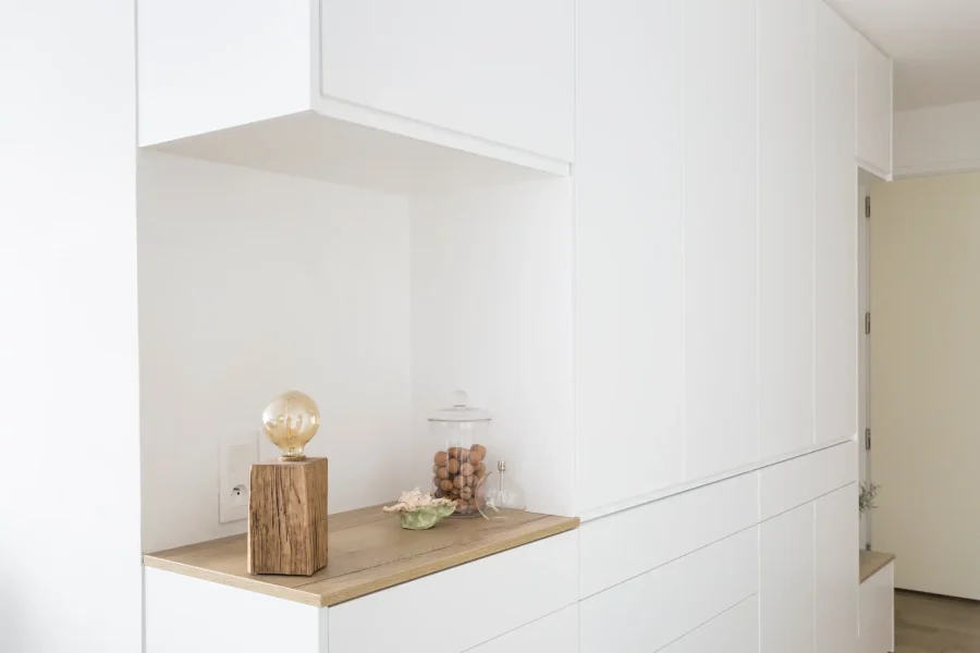 Détail de la niche décorative en bois dans un meuble blanc épuré