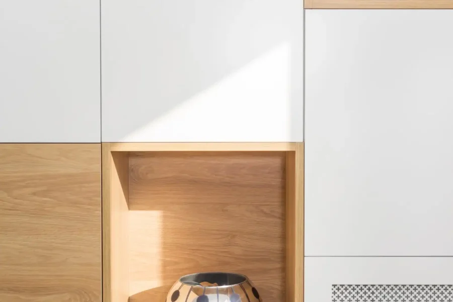 Niche éclairée en bois naturel avec objet décoratif dans une bibliothèque contemporaine
