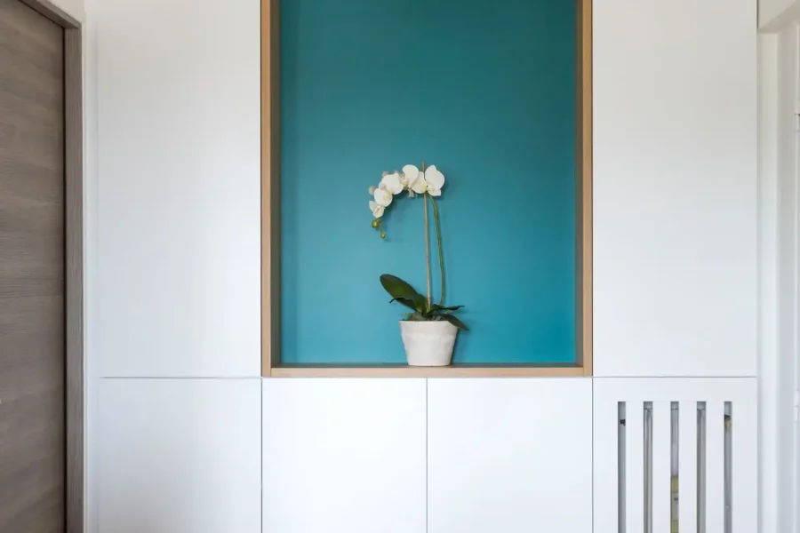 Vue rapprochée de la niche intégrée avec finition bois et laque blanche mate sans poignées