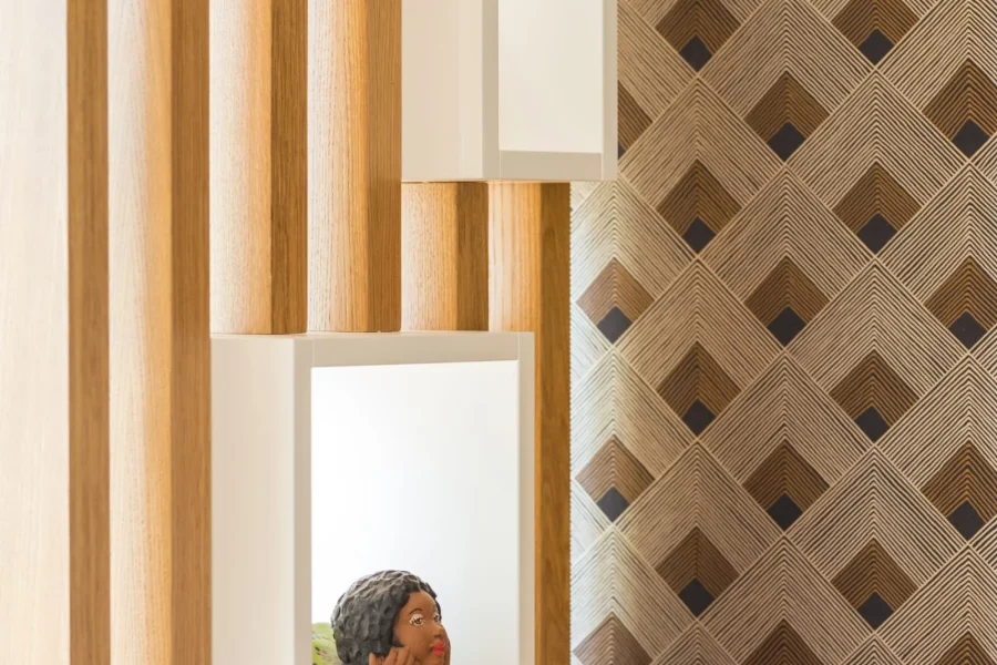 Niche intégrée laquée blanche dans claustra sur mesure