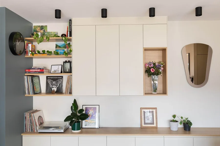 Niche verticale et modules ouverts en bois naturel intégrés à un meuble bas