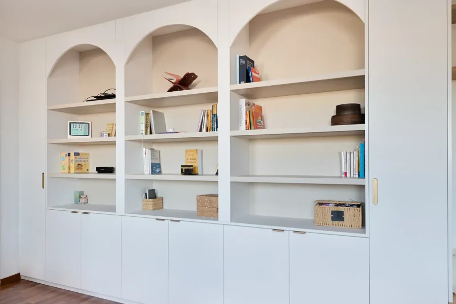 Détail des niches en arche avec étagères en chêne naturel et caisson bas fermé