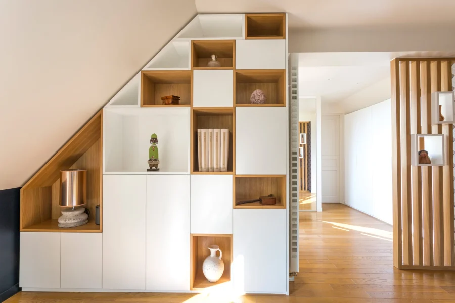 Détail des niches décoratives en chêne clair intégrées dans un placard blanc