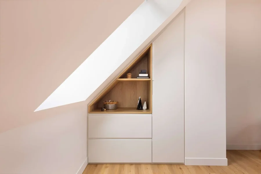 Placard sous pente sur mesure avec étagères ouvertes et fond bois