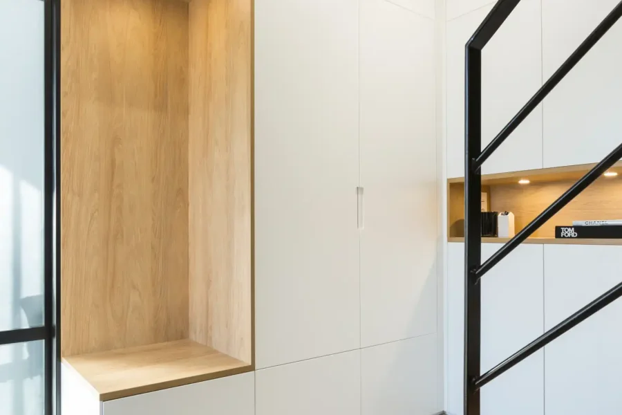 Placards sur mesure avec rangements fermés et niches ouvertes