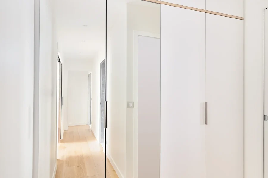 Placard sur mesure toute hauteur avec façades blanches et prises de main intégrées