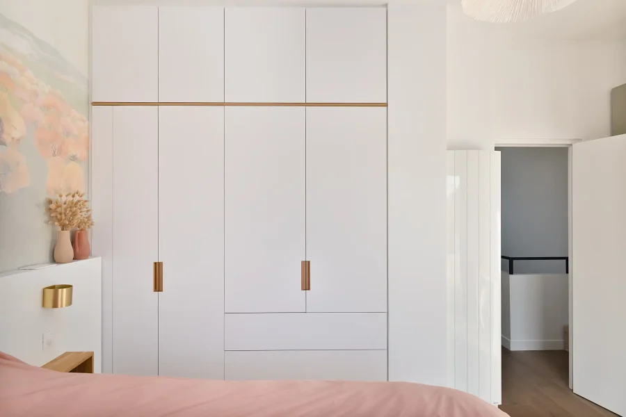 Placards toute hauteur avec façades blanches mates et poignées bois massif encastrées