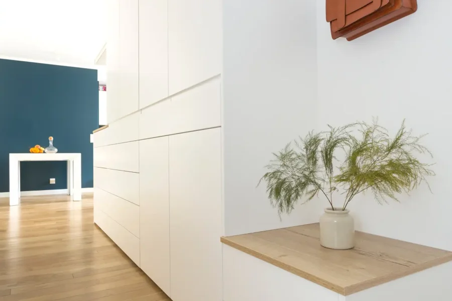 Ensemble de placards blancs sur mesure dans un couloir lumineux