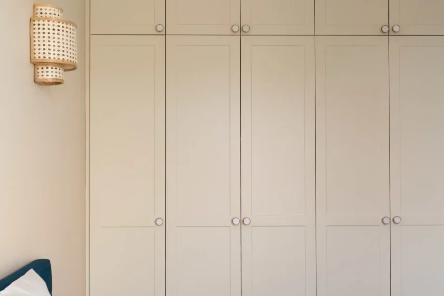 Poignées boutons discrètes sur façades épurées de dressing classique
