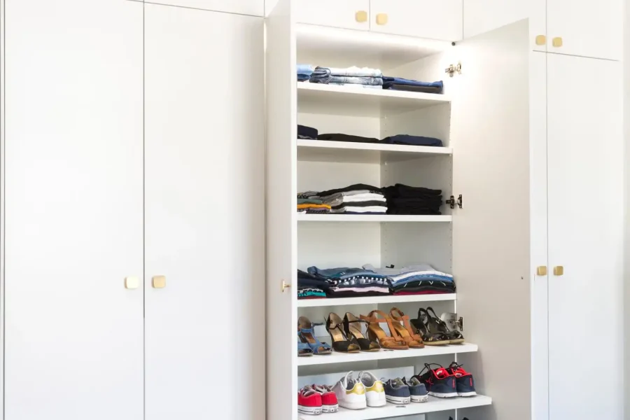 Détail des finitions soignées sur les portes de dressing toute hauteur