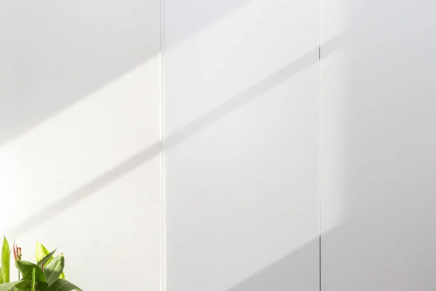Vue détaillée des portes invisibles laquées blanches et matériaux faciles à entretenir