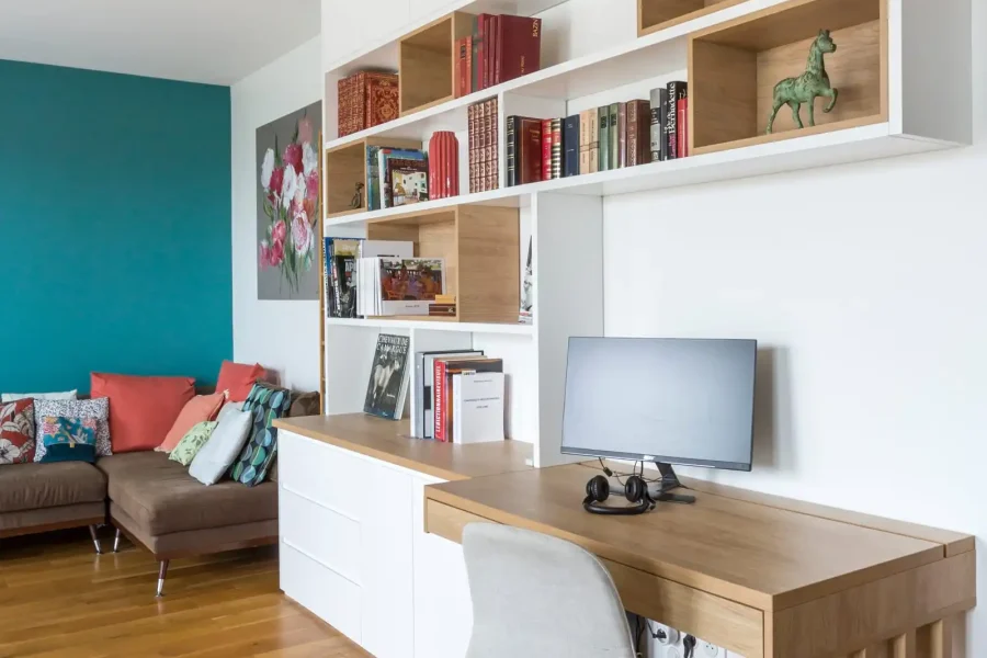 Nombreux rangements fermés d’une bibliothèque murale sur mesure dans un salon