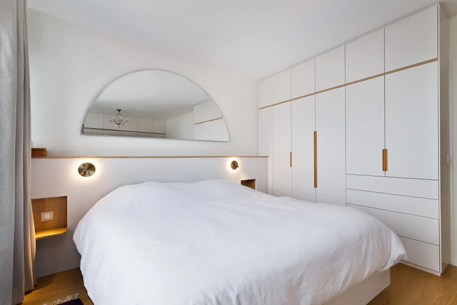 Tête de lit design en bois clair et mélaminé blanc avec éclairage LED indirect