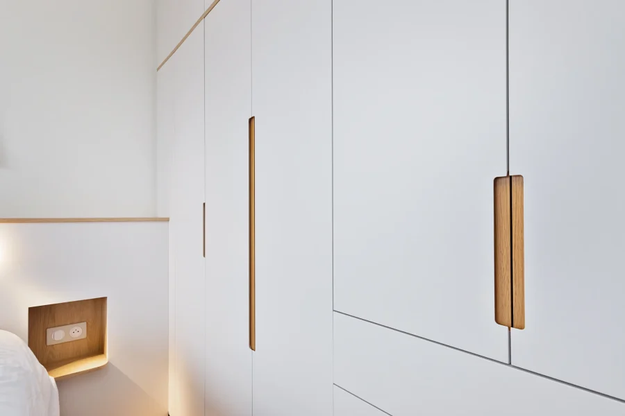Tête de lit design avec prises, interrupteurs et câblage électrique dissimulé