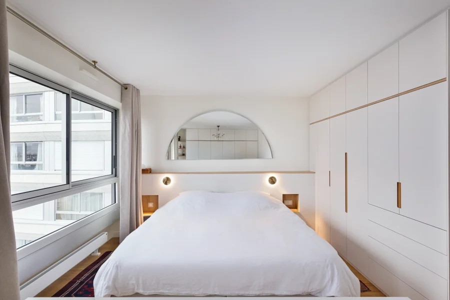 Tête de lit sur mesure avec tables de chevet intégrées et liseuses orientables
