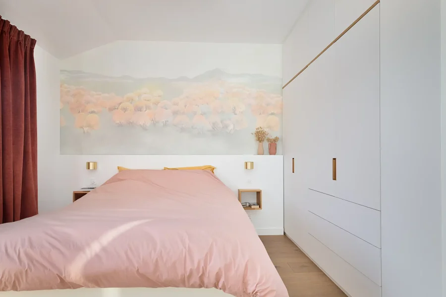 Tête de lit sur mesure avec rangements hauts intégrés et éclairage discret