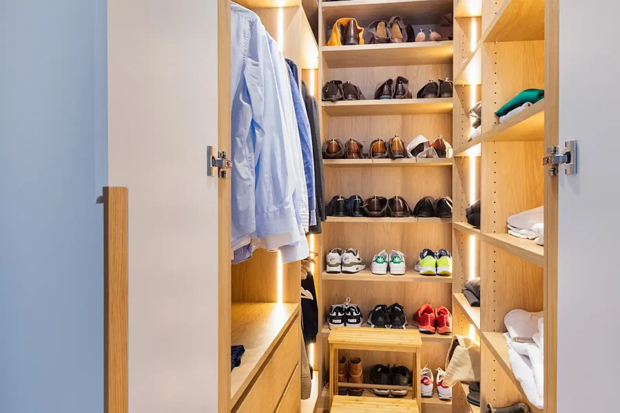 Tiroirs invisibles et aménagement jusqu’au plafond dans le retour en U