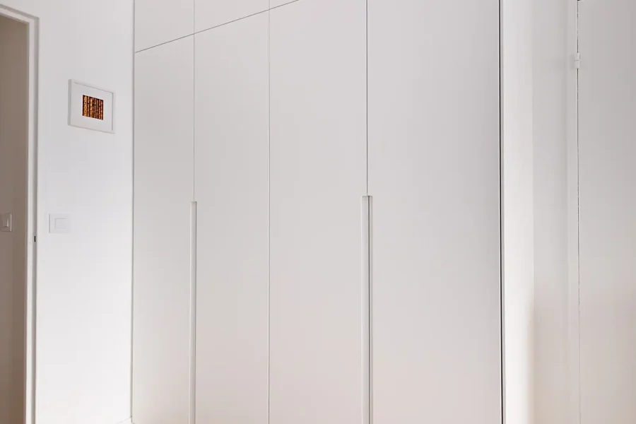 Vestiaire intégré dans une niche murale avec alignement parfait au plafond
