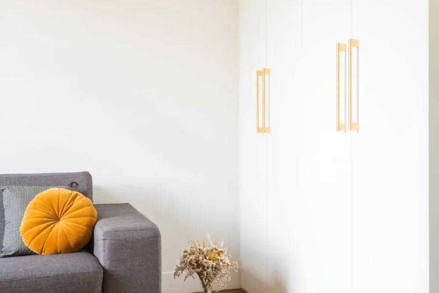 Vue d’ensemble chambre d’amis avec dressing discret et parquet bois