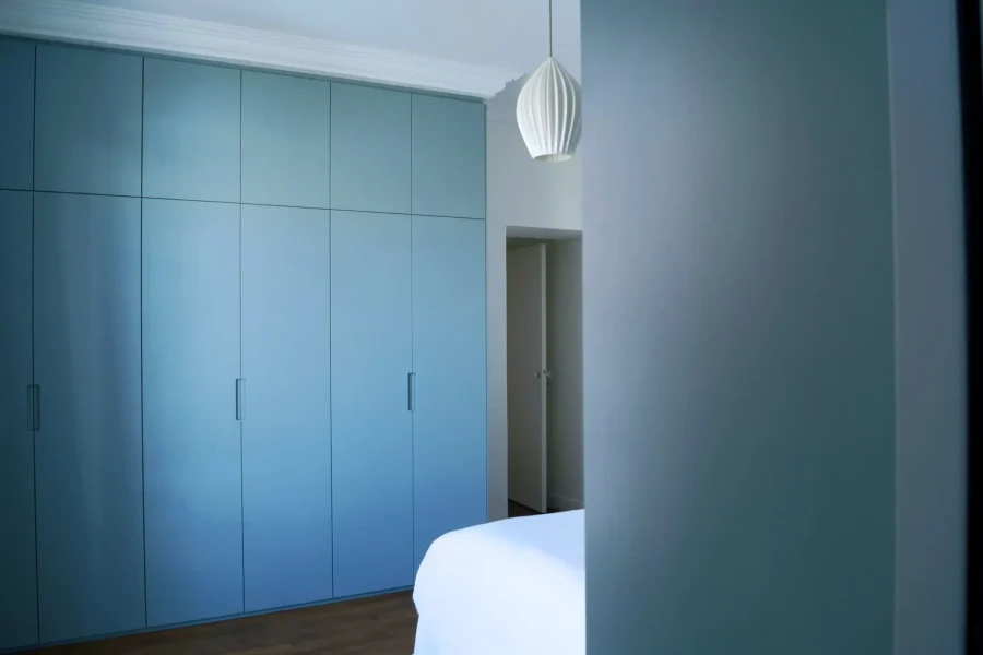 Vue d’ensemble du meuble toute hauteur bleu sur mesure