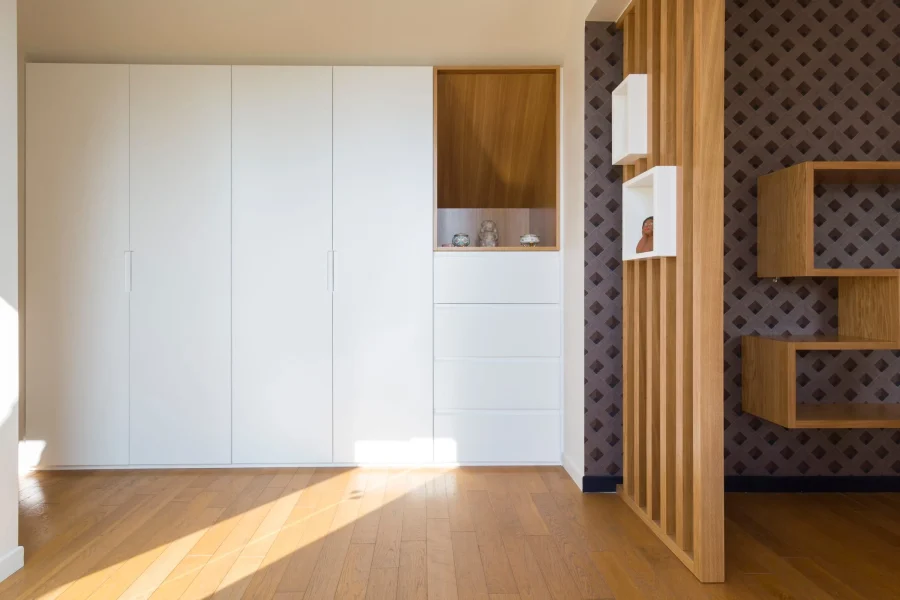 Vue d’ensemble du claustra bois avec meuble assorti dans un intérieur coloré
