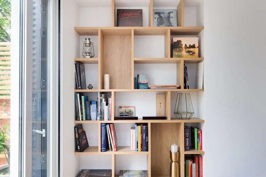 Vue d’ensemble d’une étagère murale moderne avec niches asymétriques et rangement personnalisé