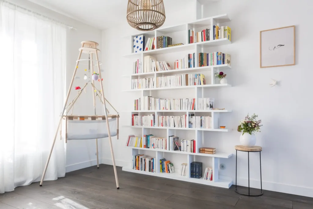 Vue d’ensemble de l’étagère bibliothèque blanche dans un salon
